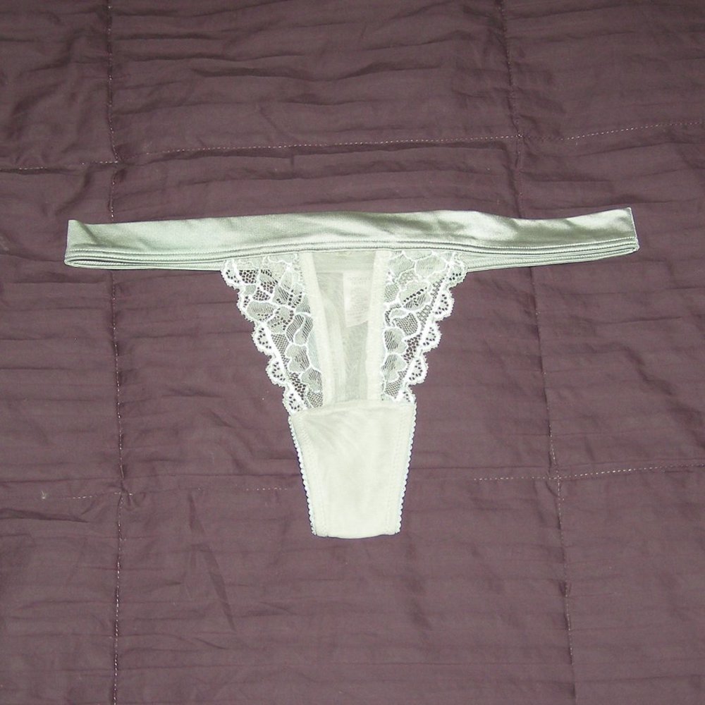 RARE NEW size M Victoria's Secret Stretch Lace Thong